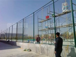 篮球场围网围栏图片，足球场勾花围网安装施工流程视频，勾花包塑围网材料厂家报价表，围网高度标准尺寸，4m高围网多少钱一平方， 球场栏杆围栏围网防护栏材料厂家价格，口字形日字形围网定制颜色，