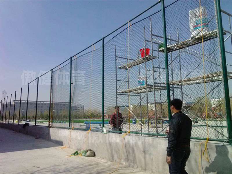 篮球场围网围栏图片，足球场勾花围网安装施工流程视频，勾花包塑围网材料厂家报价表，围网高度标准尺寸，4m高围网多少钱一平方， 球场栏杆围栏围网防护栏材料厂家价格，口字形日字形围网定制颜色，