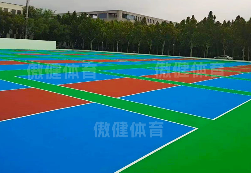 上海弹性匹克球场地胶多少钱一平，5mm丙烯酸匹克球场材料厂家价格表，弹性丙烯酸匹克球场施工视频，硅pu匹克球场的施工流程图片，匹克球场塑胶一般多厚，匹克球场图片视频，
